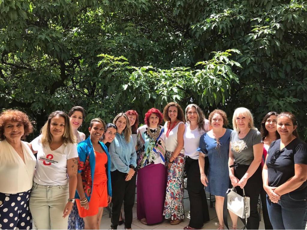 Foto de grupo das mulheres em evento do Mulheres que Despertam Juntas